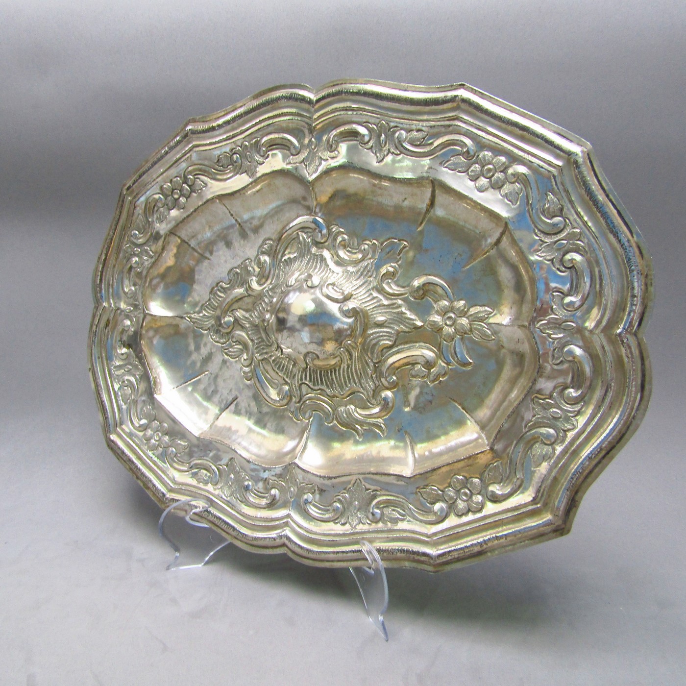 Bandeja Oval Decorativa en Plata de Ley. España, siglo XIX. Bandeja Oval Decorativa en Plata de Ley. España, siglo XIX.