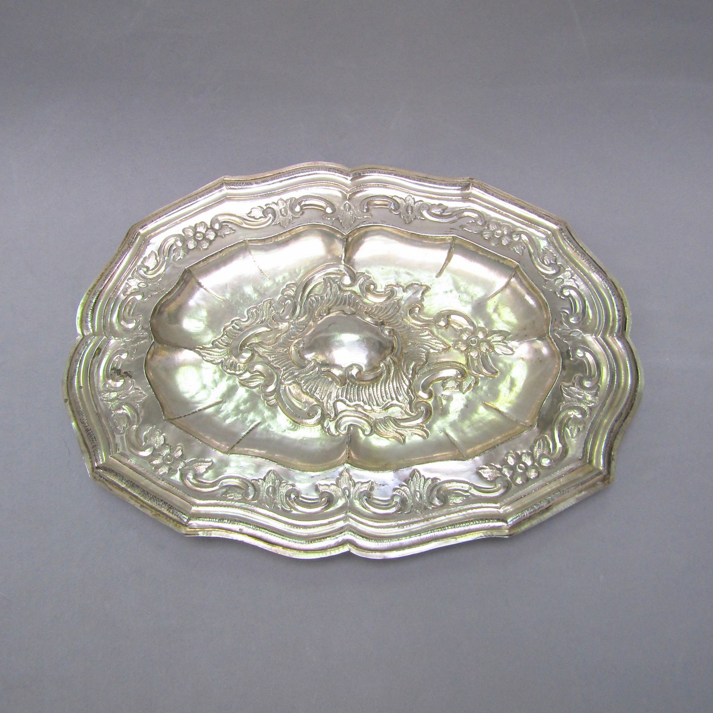 Bandeja Oval Decorativa en Plata de Ley. España, siglo XIX. Bandeja Oval Decorativa en Plata de Ley. España, siglo XIX.