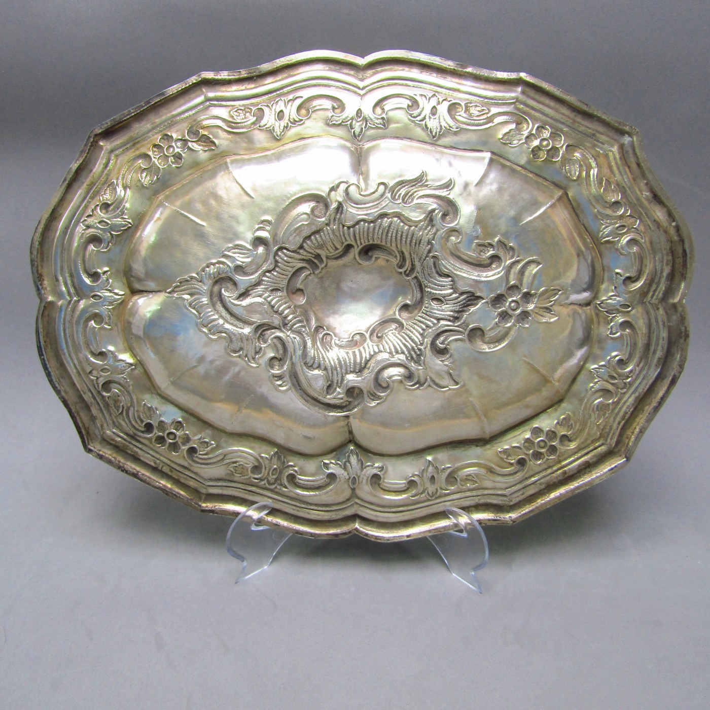 Bandeja Oval Decorativa en Plata de Ley. España, siglo XIX. Bandeja Oval Decorativa en Plata de Ley. España, siglo XIX.