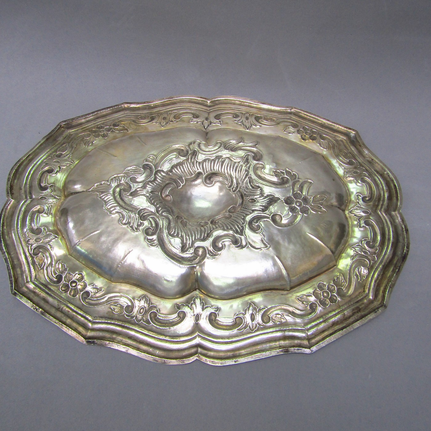 Bandeja Oval Decorativa en Plata de Ley. España, siglo XIX. Bandeja Oval Decorativa en Plata de Ley. España, siglo XIX.