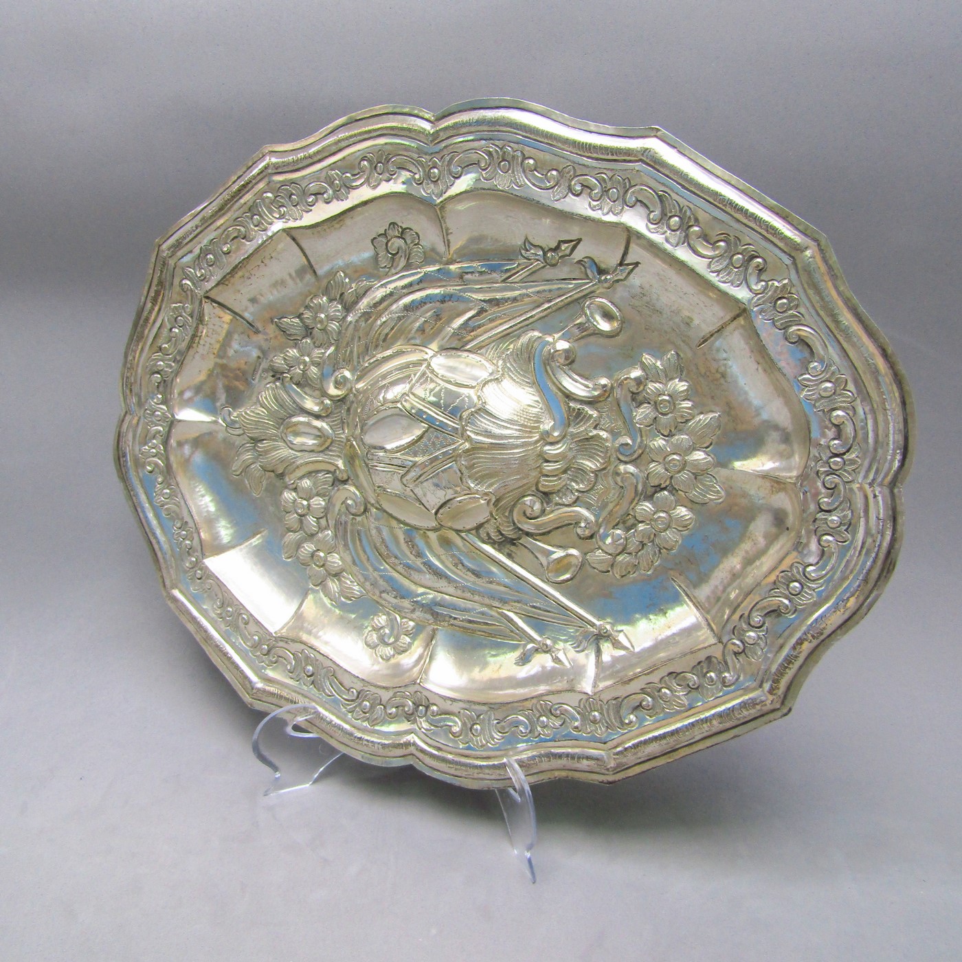 Bandeja Oval Decorativa en Plata de Ley. España, siglo XIX. Bandeja Oval Decorativa en Plata de Ley. España, siglo XIX.
