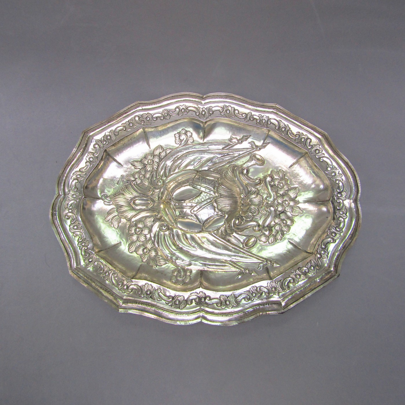 Bandeja Oval Decorativa en Plata de Ley. España, siglo XIX. Bandeja Oval Decorativa en Plata de Ley. España, siglo XIX.