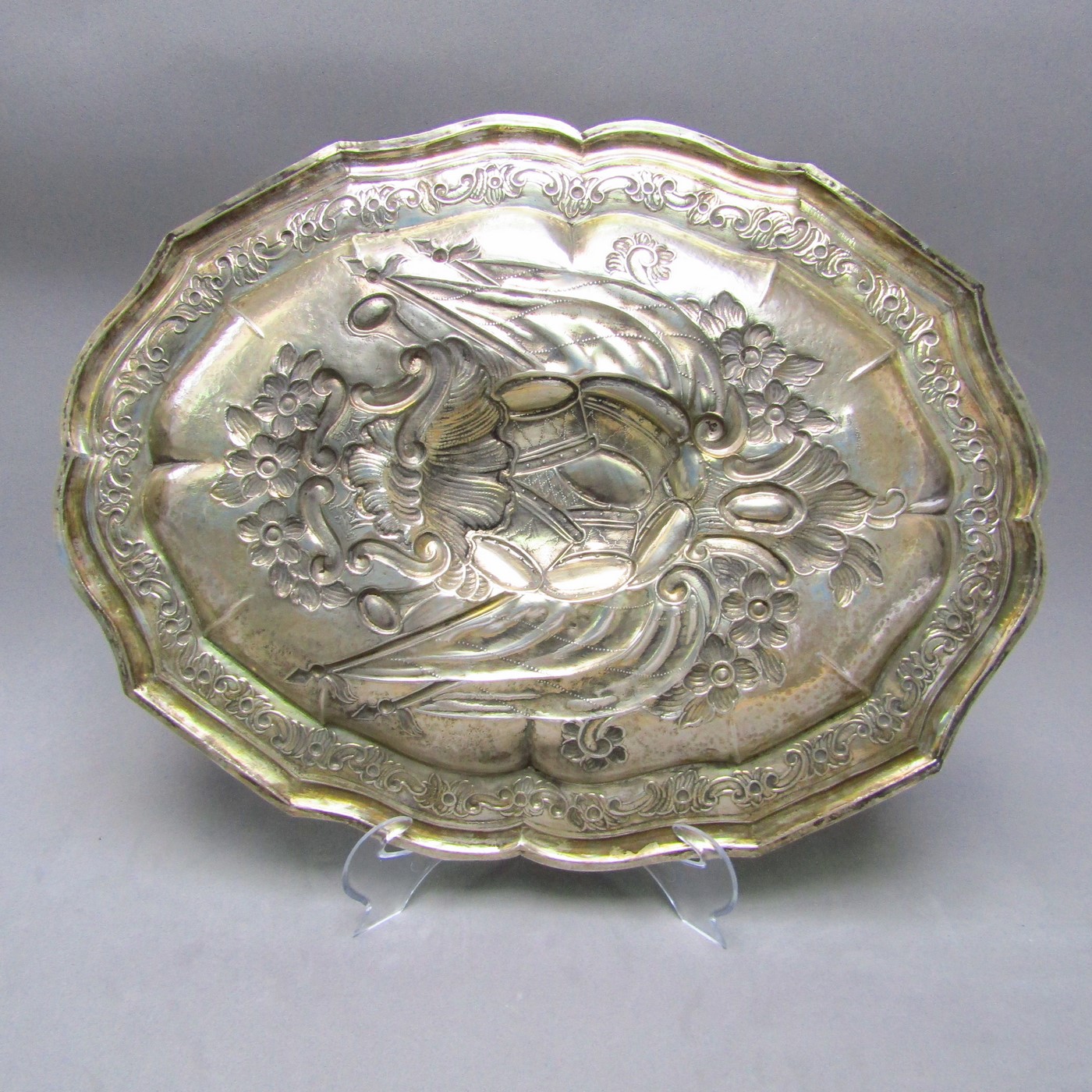 Bandeja Oval Decorativa en Plata de Ley. España, siglo XIX. Bandeja Oval Decorativa en Plata de Ley. España, siglo XIX.
