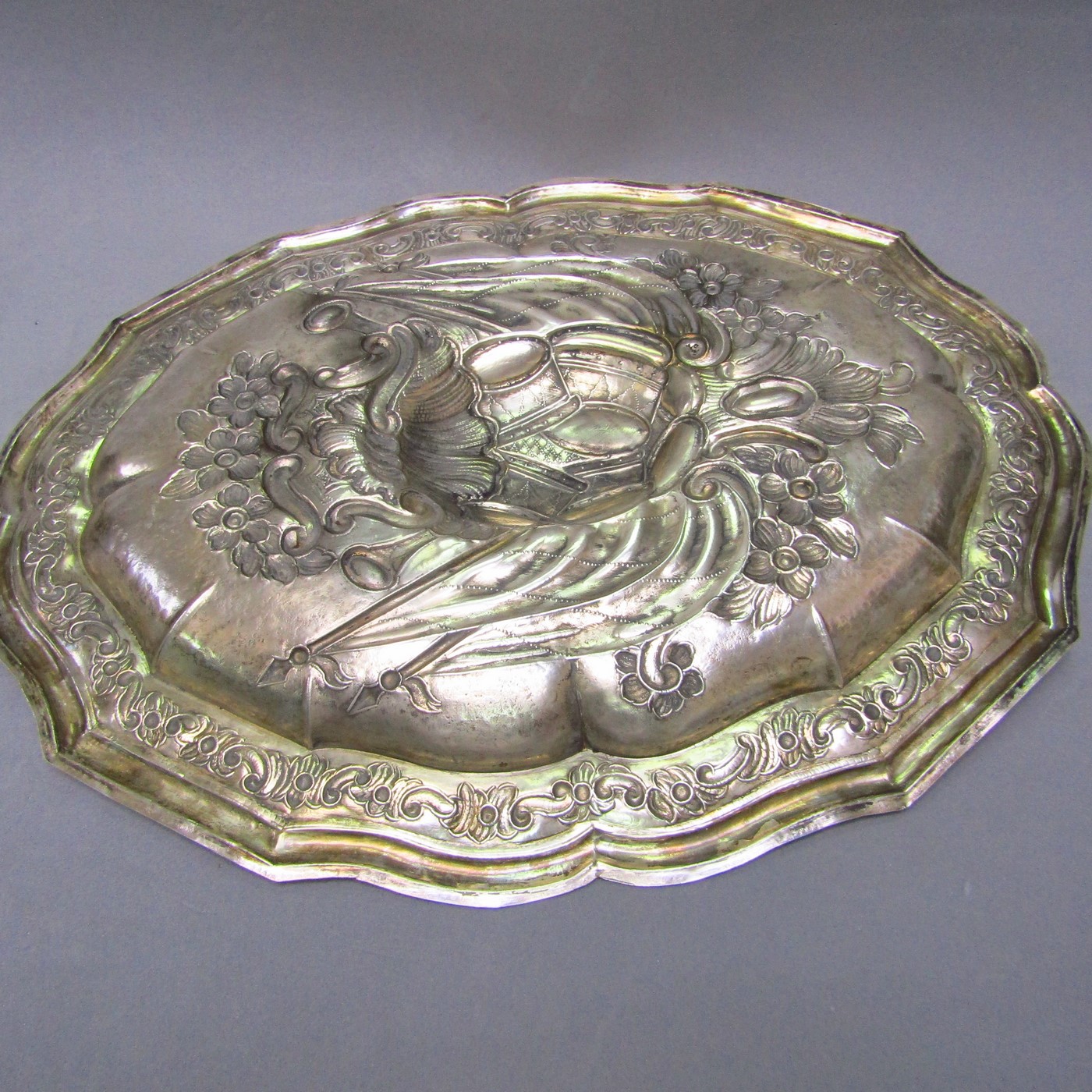 Bandeja Oval Decorativa en Plata de Ley. España, siglo XIX. Bandeja Oval Decorativa en Plata de Ley. España, siglo XIX.