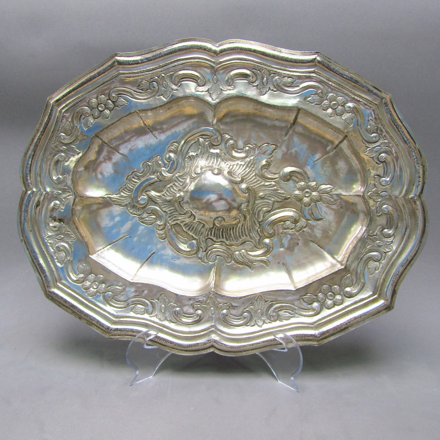 Bandeja Oval Decorativa en Plata de Ley. España, siglo XIX. Bandeja Oval Decorativa en Plata de Ley. España, siglo XIX.