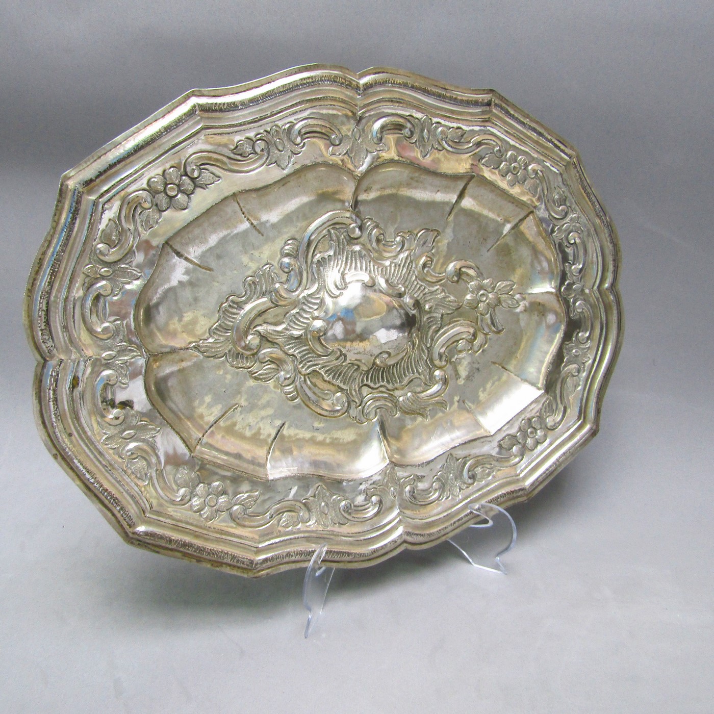 Bandeja Oval Decorativa en Plata de Ley. España, siglo XIX. Bandeja Oval Decorativa en Plata de Ley. España, siglo XIX.