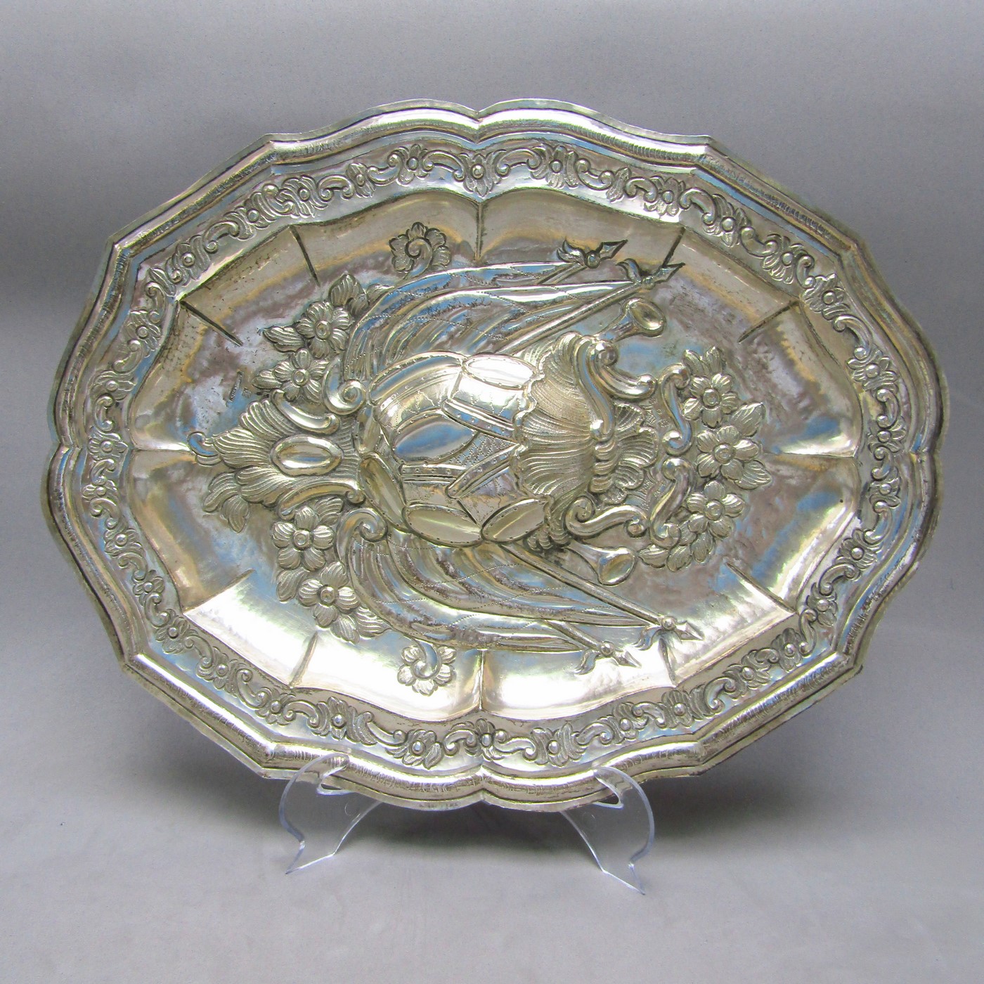 Bandeja Oval Decorativa en Plata de Ley. España, siglo XIX. Bandeja Oval Decorativa en Plata de Ley. España, siglo XIX.