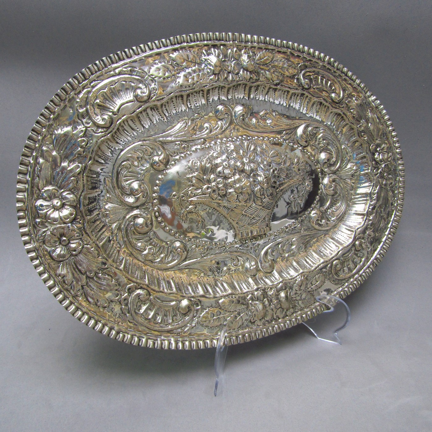 Bandeja Oval Decorativa en Plata de Ley. España, siglo XVIII. Bandeja Oval Decorativa en Plata de Ley. España, siglo XVIII.