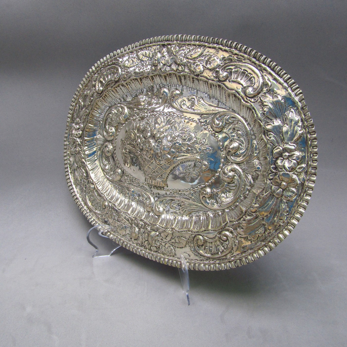 Bandeja Oval Decorativa en Plata de Ley. España, siglo XVIII. Bandeja Oval Decorativa en Plata de Ley. España, siglo XVIII.