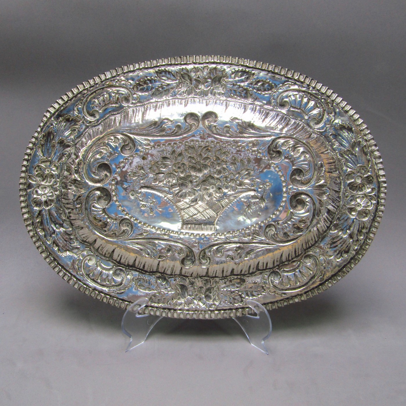 Bandeja Oval Decorativa en Plata de Ley. España, siglo XVIII. Bandeja Oval Decorativa en Plata de Ley. España, siglo XVIII.