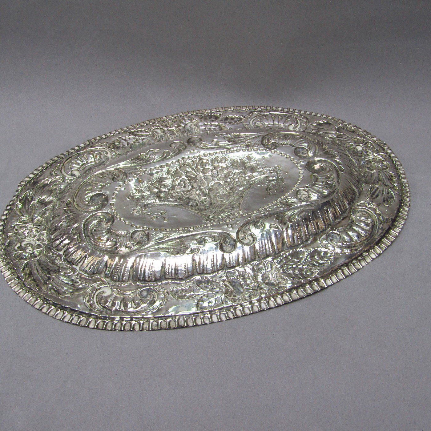 Bandeja Oval Decorativa en Plata de Ley. España, siglo XVIII. Bandeja Oval Decorativa en Plata de Ley. España, siglo XVIII.
