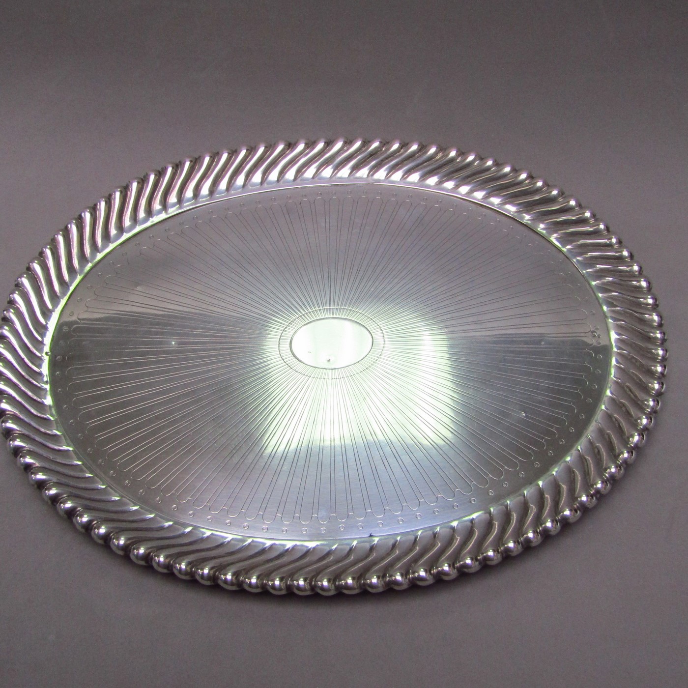 Bandeja Oval en Plata de Ley. Imperio Austro-Húngaro, Siglo XIX. Bandeja Oval en Plata de Ley. Imperio Austro-Húngaro, Siglo XIX.