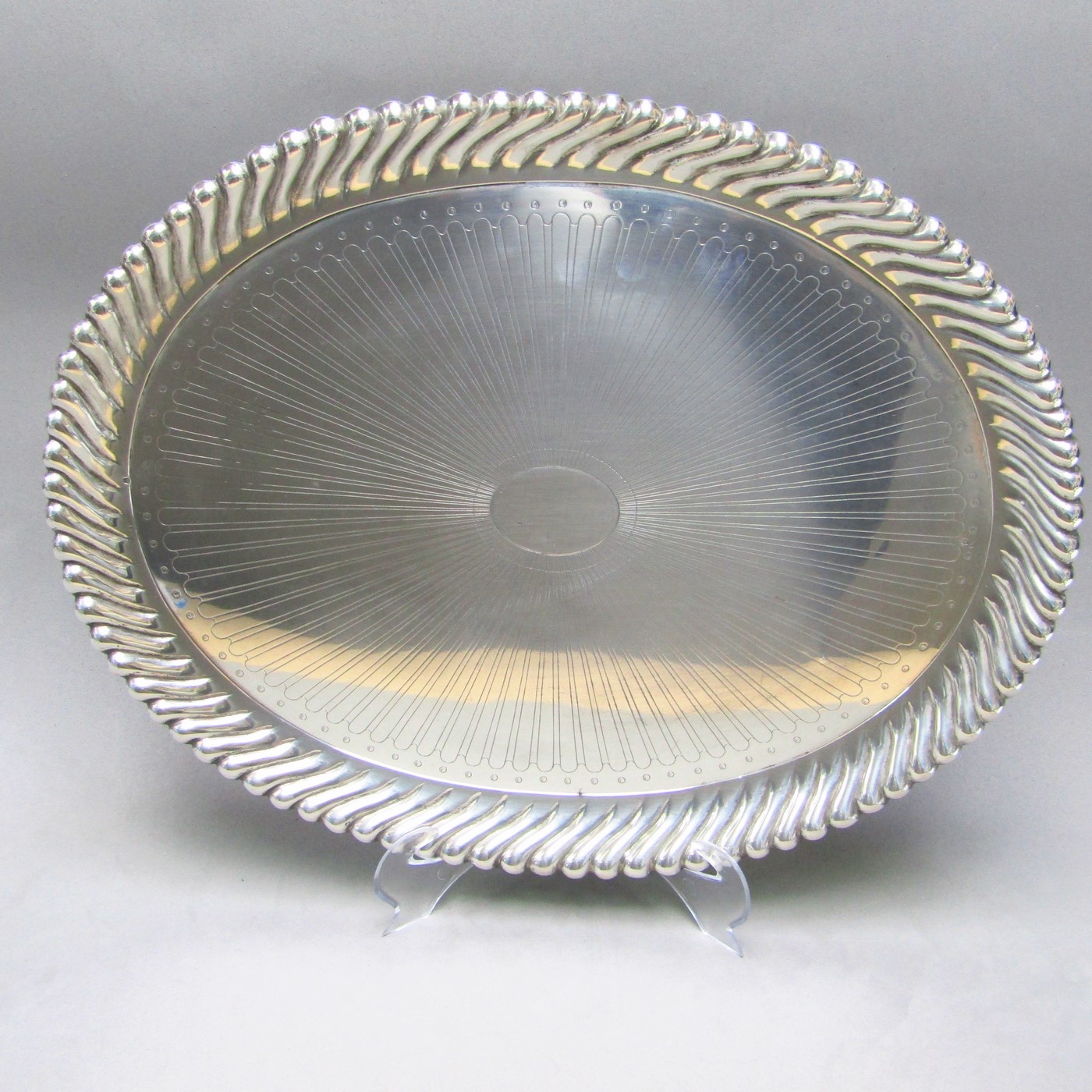 Bandeja Oval en Plata de Ley. Imperio Austro-Húngaro, Siglo XIX. Bandeja Oval en Plata de Ley. Imperio Austro-Húngaro, Siglo XIX.