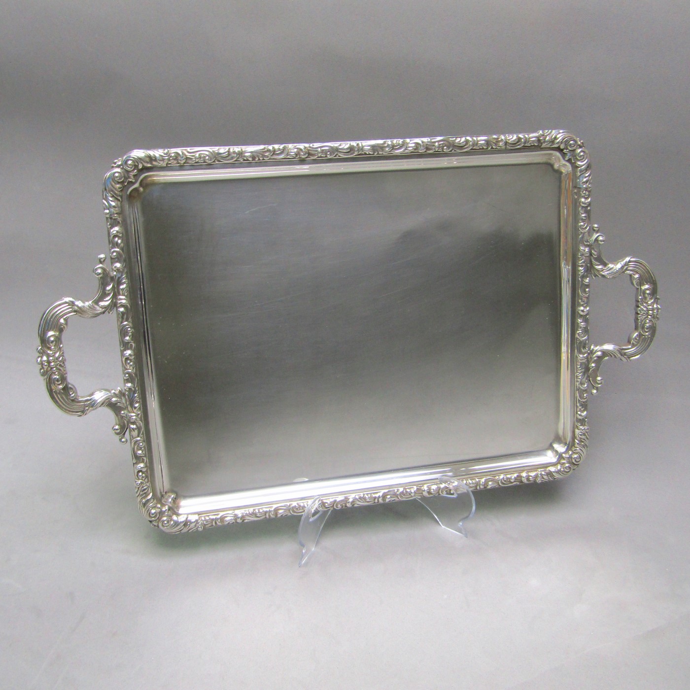 Bandeja rectangular con asas en Plata. España, siglo XIX. Bandeja rectangular con asas en Plata. España, siglo XIX.
