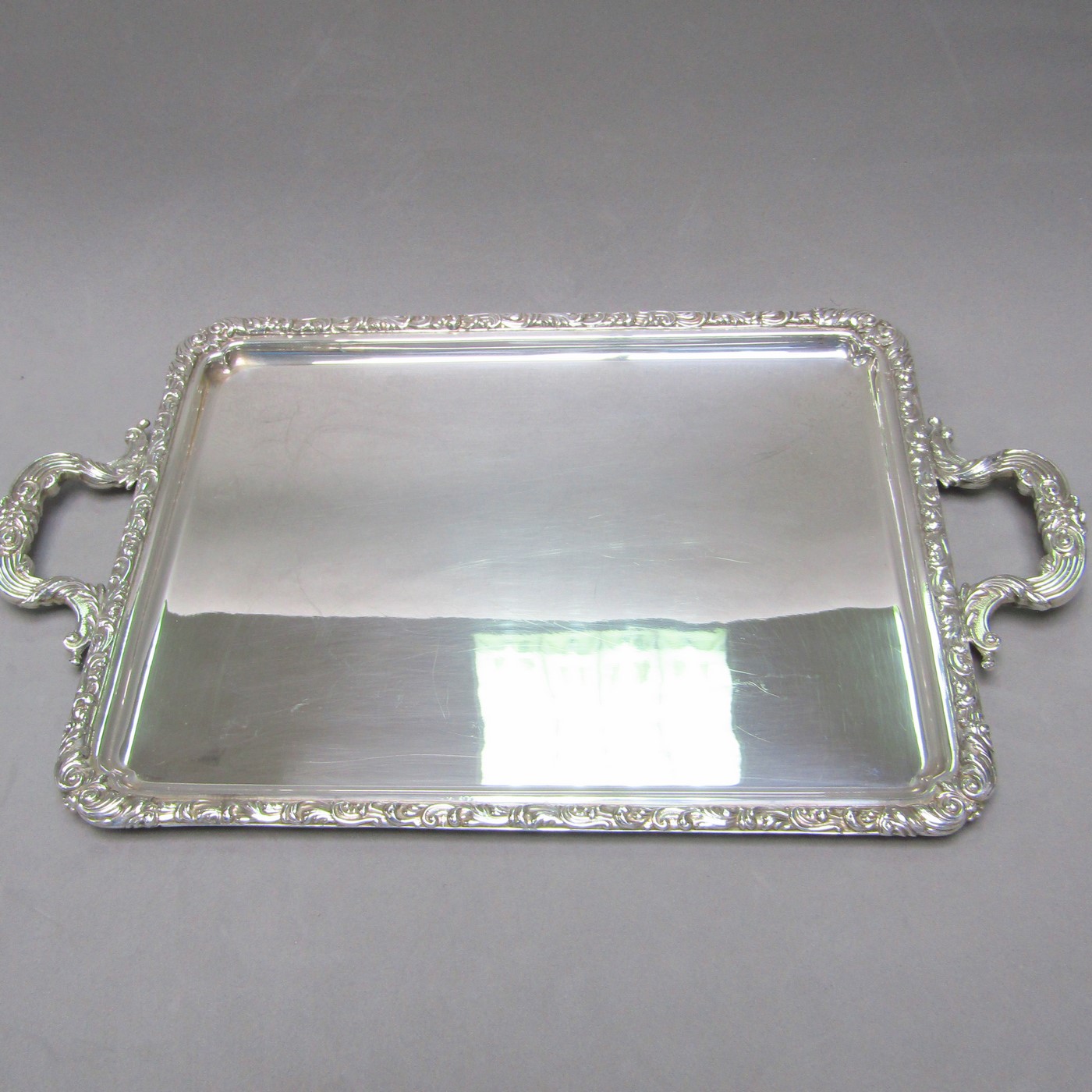 Bandeja rectangular con asas en Plata. España, siglo XIX. Bandeja rectangular con asas en Plata. España, siglo XIX.