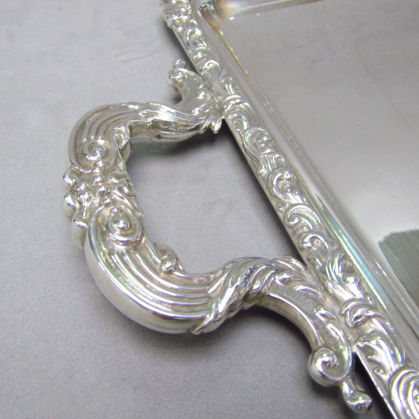 Bandeja rectangular con asas en Plata. España, siglo XIX. Bandeja rectangular con asas en Plata. España, siglo XIX.
