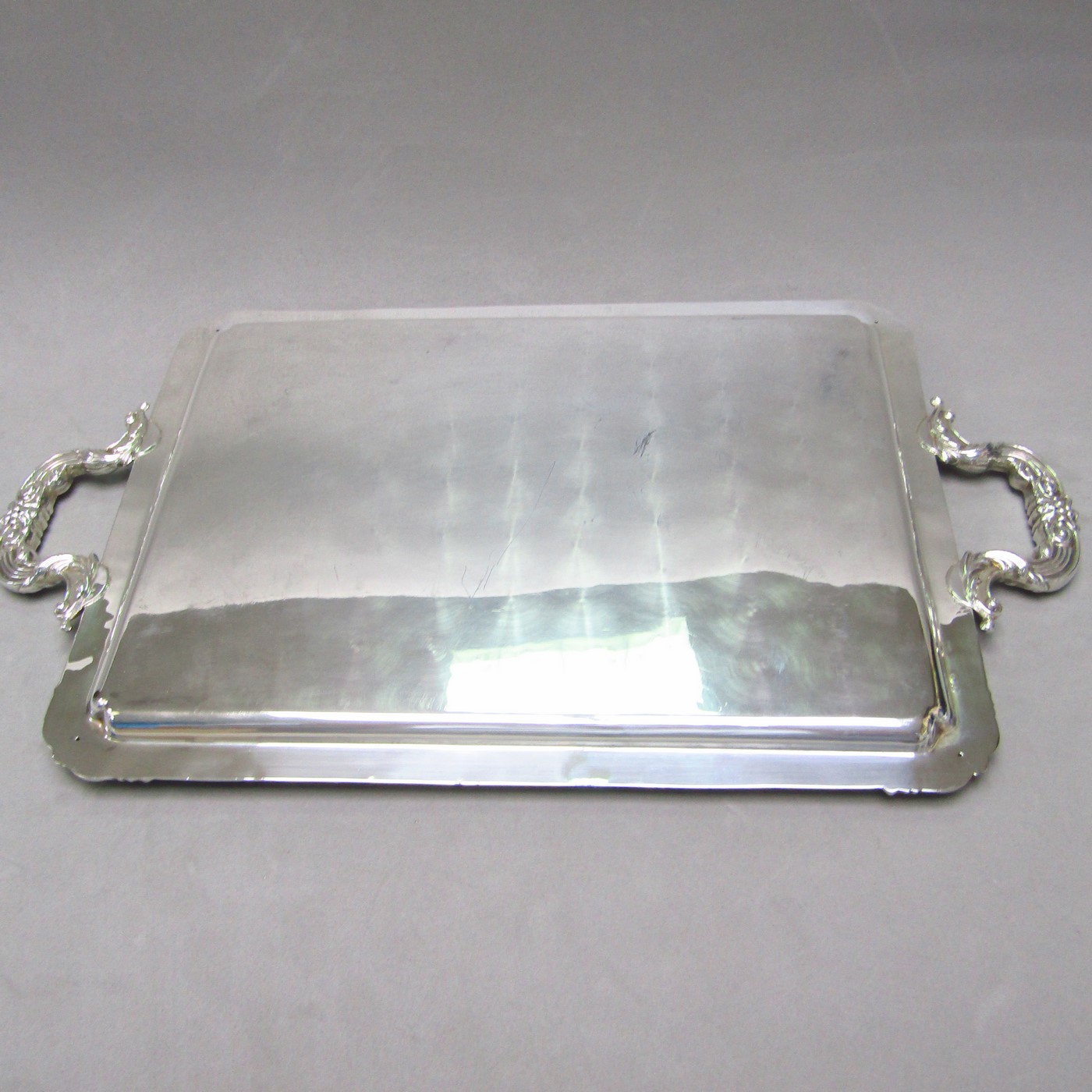 Bandeja rectangular con asas en Plata. España, siglo XIX. Bandeja rectangular con asas en Plata. España, siglo XIX.