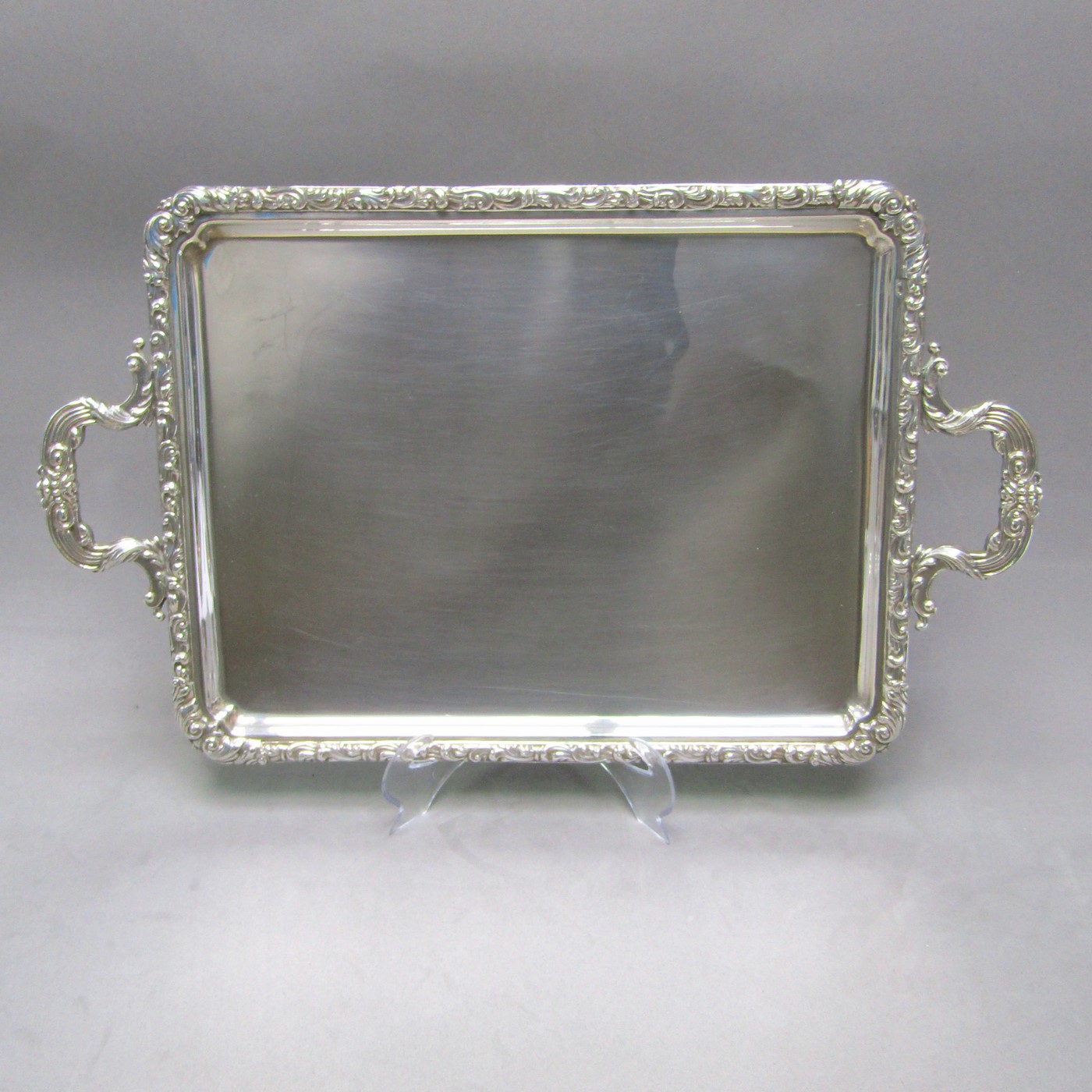 Bandeja rectangular con asas en Plata. España, siglo XIX. Bandeja rectangular con asas en Plata. España, siglo XIX.