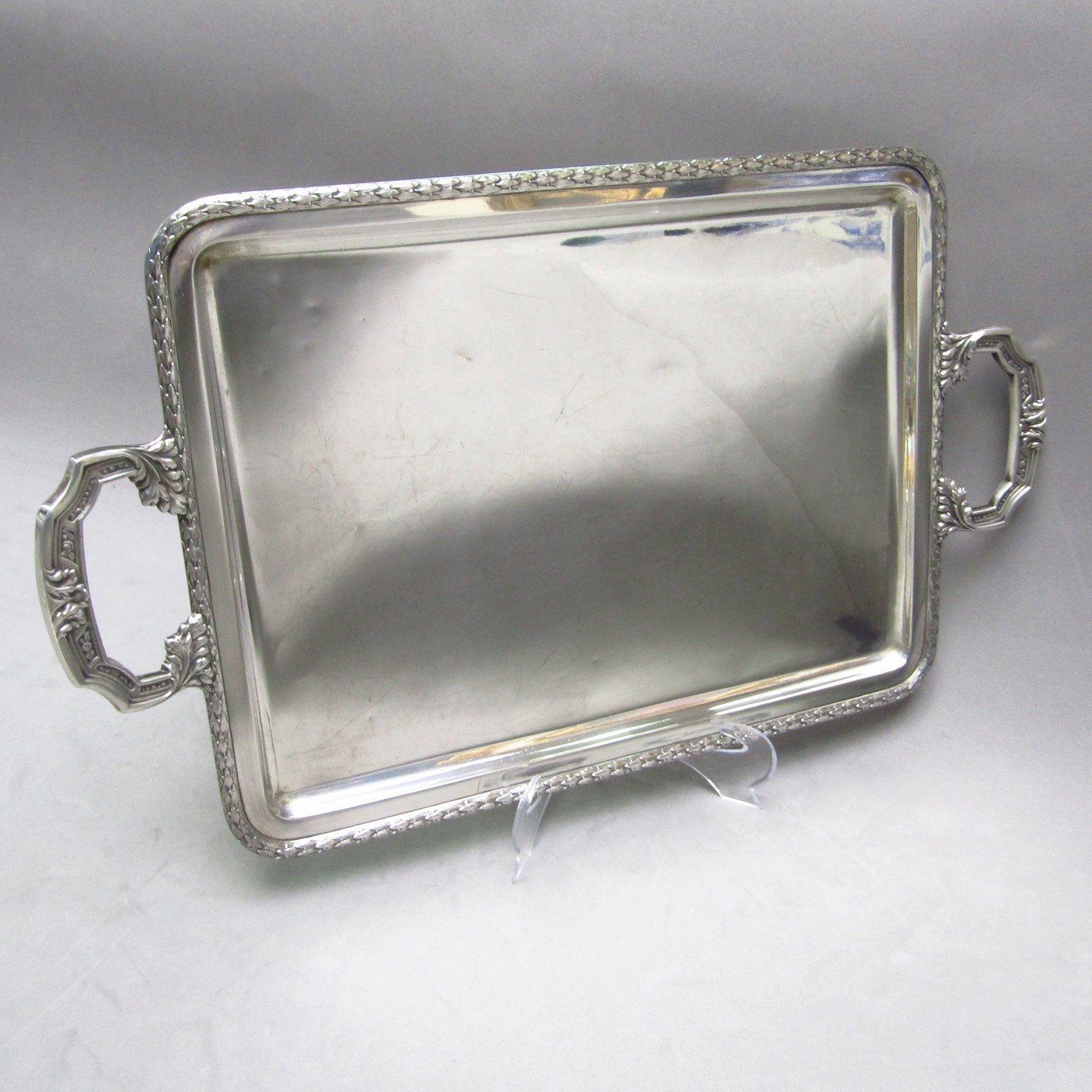 J. PÉREZ FERNÁNDEZ. Bandeja rectangular con asas en Plata. España, pps. siglo XX. J. PÉREZ FERNÁNDEZ. Bandeja rectangular con asas en Plata. España, pps. siglo XX.