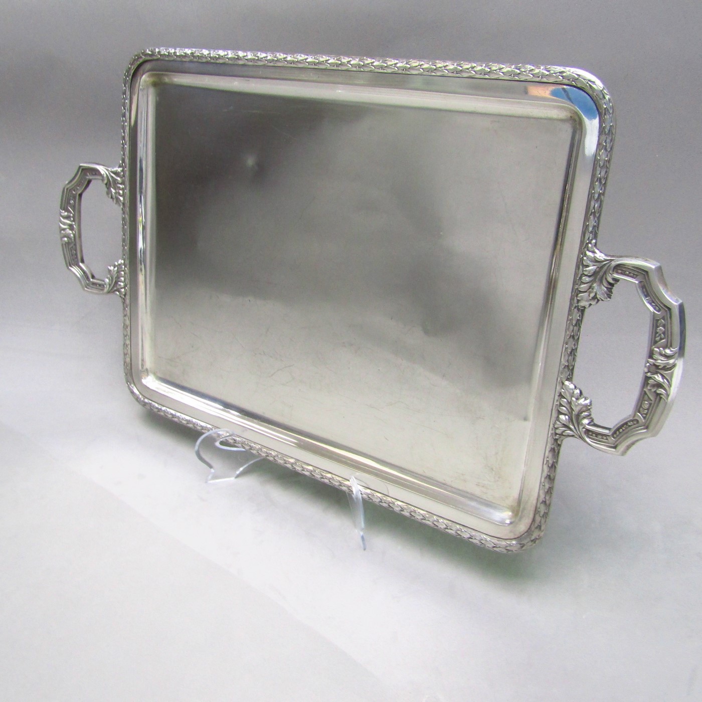 J. PÉREZ FERNÁNDEZ. Bandeja rectangular con asas en Plata. España, pps. siglo XX. J. PÉREZ FERNÁNDEZ. Bandeja rectangular con asas en Plata. España, pps. siglo XX.