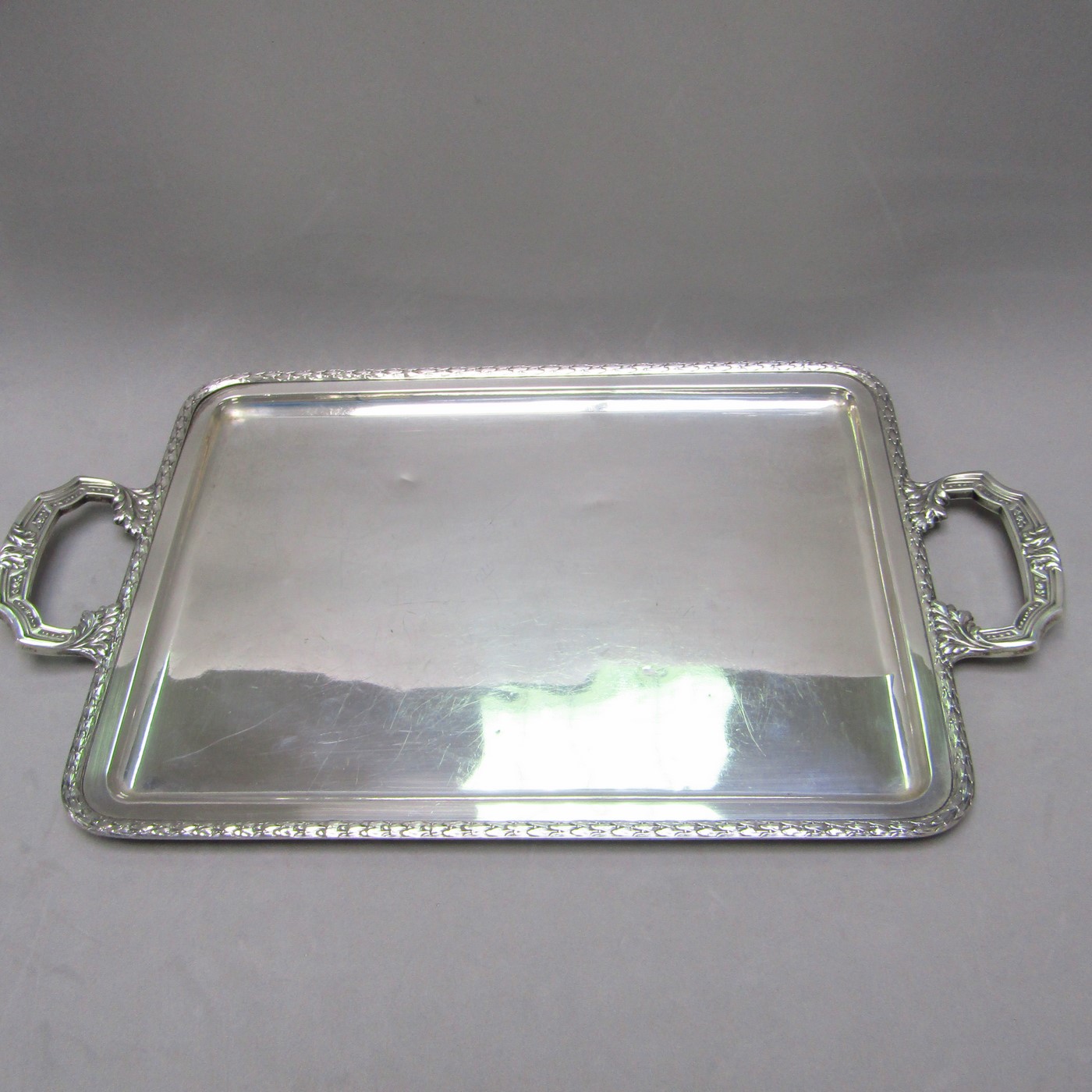 J. PÉREZ FERNÁNDEZ. Bandeja rectangular con asas en Plata. España, pps. siglo XX. J. PÉREZ FERNÁNDEZ. Bandeja rectangular con asas en Plata. España, pps. siglo XX.