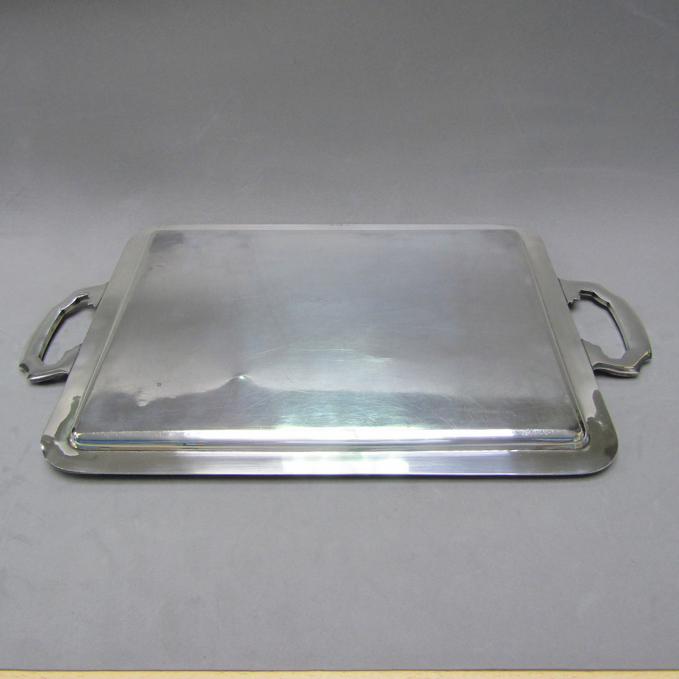 J. PÉREZ FERNÁNDEZ. Bandeja rectangular con asas en Plata. España, pps. siglo XX. J. PÉREZ FERNÁNDEZ. Bandeja rectangular con asas en Plata. España, pps. siglo XX.