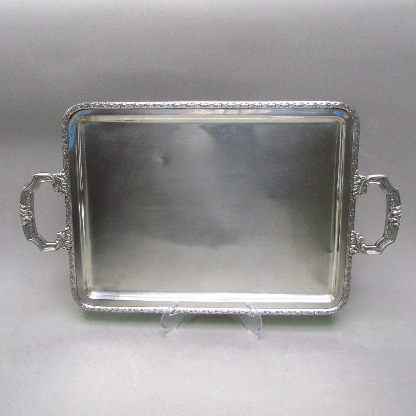 J. PÉREZ FERNÁNDEZ. Bandeja rectangular con asas en Plata. España, pps. siglo XX. J. PÉREZ FERNÁNDEZ. Bandeja rectangular con asas en Plata. España, pps. siglo XX.