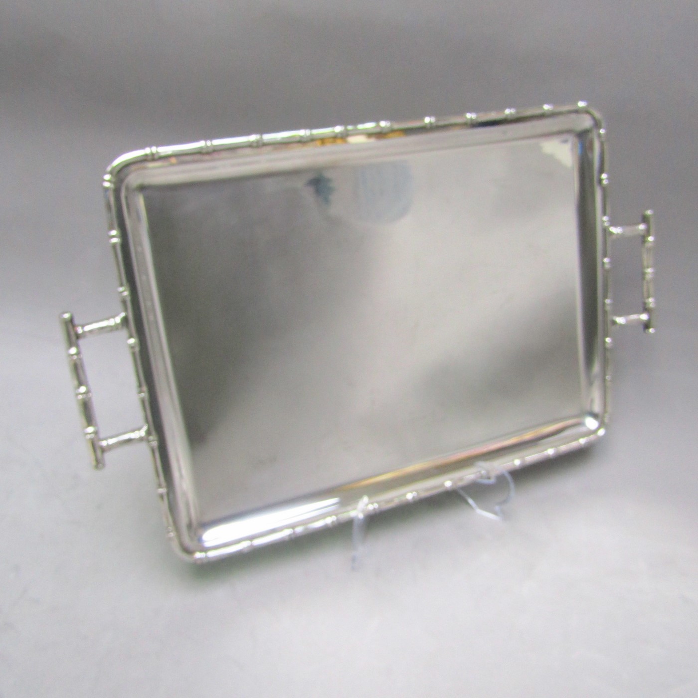Pasgorcy. Bandeja rectangular con asas en Plata. España, siglo XX. Pasgorcy. Bandeja rectangular con asas en Plata. España, siglo XX.