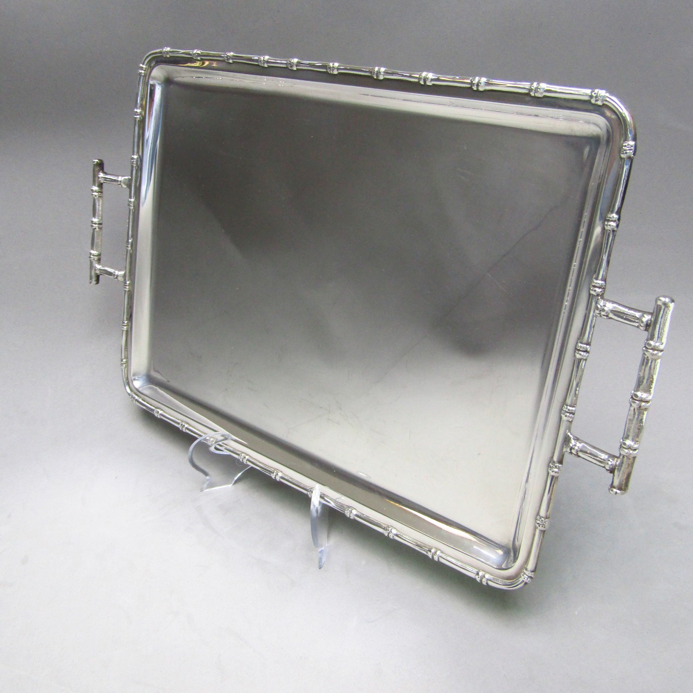 Pasgorcy. Bandeja rectangular con asas en Plata. España, siglo XX. Pasgorcy. Bandeja rectangular con asas en Plata. España, siglo XX.