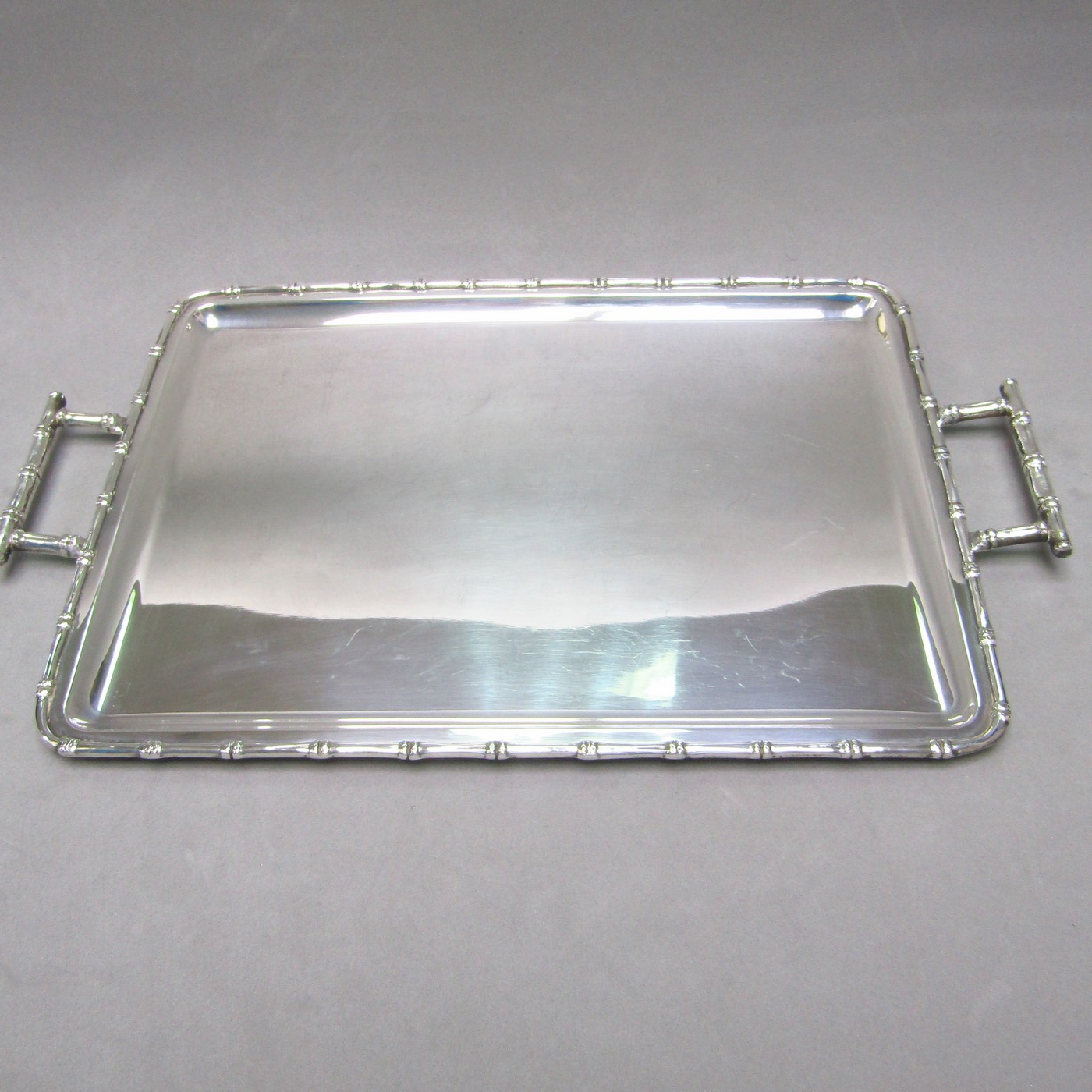 Pasgorcy. Bandeja rectangular con asas en Plata. España, siglo XX. Pasgorcy. Bandeja rectangular con asas en Plata. España, siglo XX.