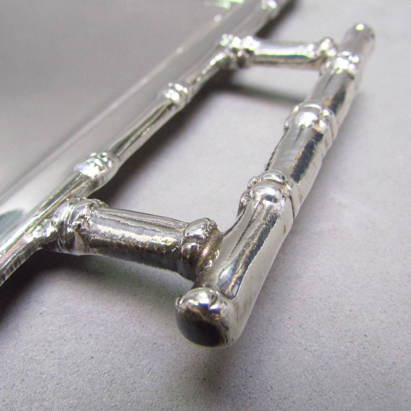Pasgorcy. Bandeja rectangular con asas en Plata. España, siglo XX. Pasgorcy. Bandeja rectangular con asas en Plata. España, siglo XX.