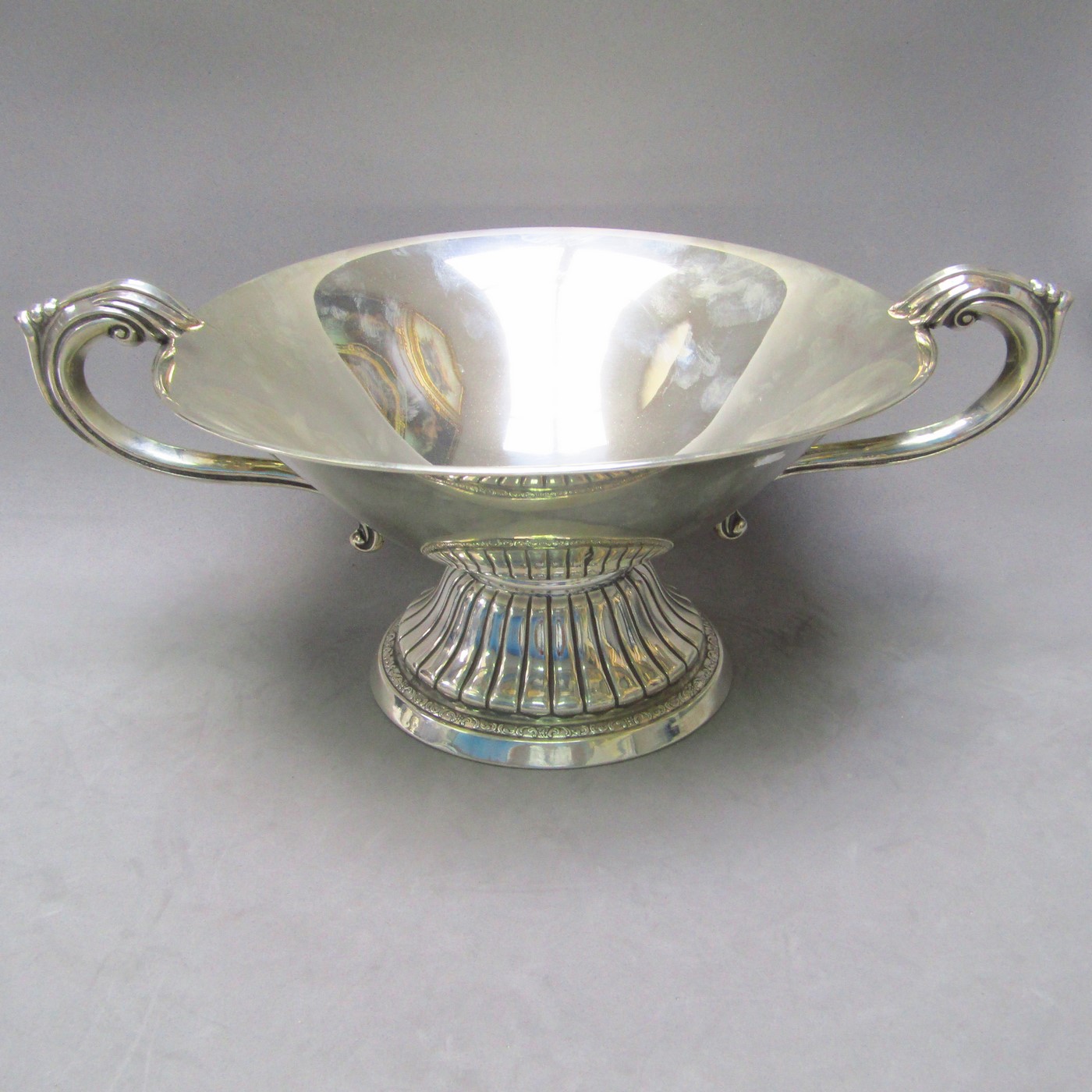 Centro de mesa en Plata de Ley. España, siglo XX. Centro de mesa en Plata de Ley. España, siglo XX.