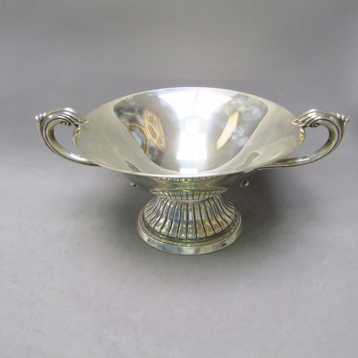 Centro de mesa en Plata de Ley. España, siglo XX. Centro de mesa en Plata de Ley. España, siglo XX.
