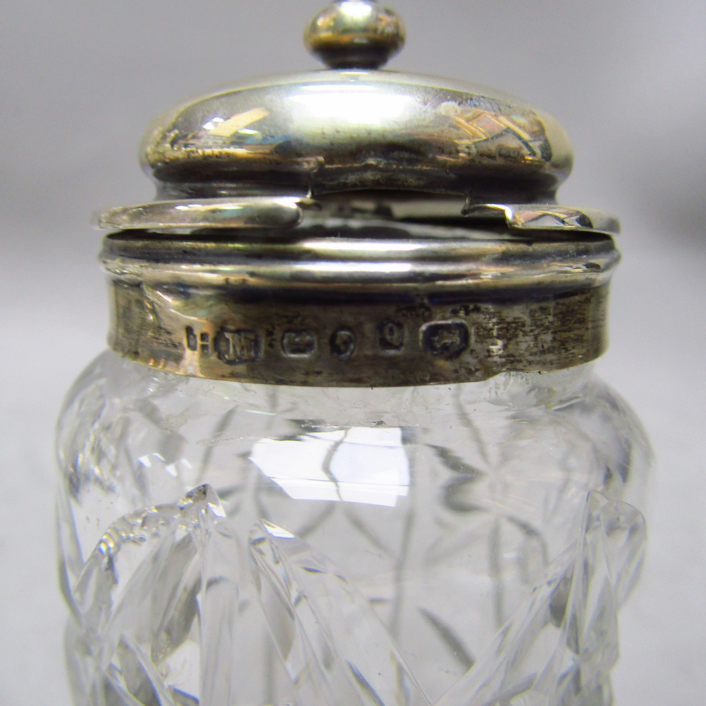 Convoy de Vinagreras, Salero y Especieros en Plata y Cristal, Inglaterra, siglo XIX. Convoy de Vinagreras, Salero y Especieros en Plata y Cristal, Inglaterra, siglo XIX.