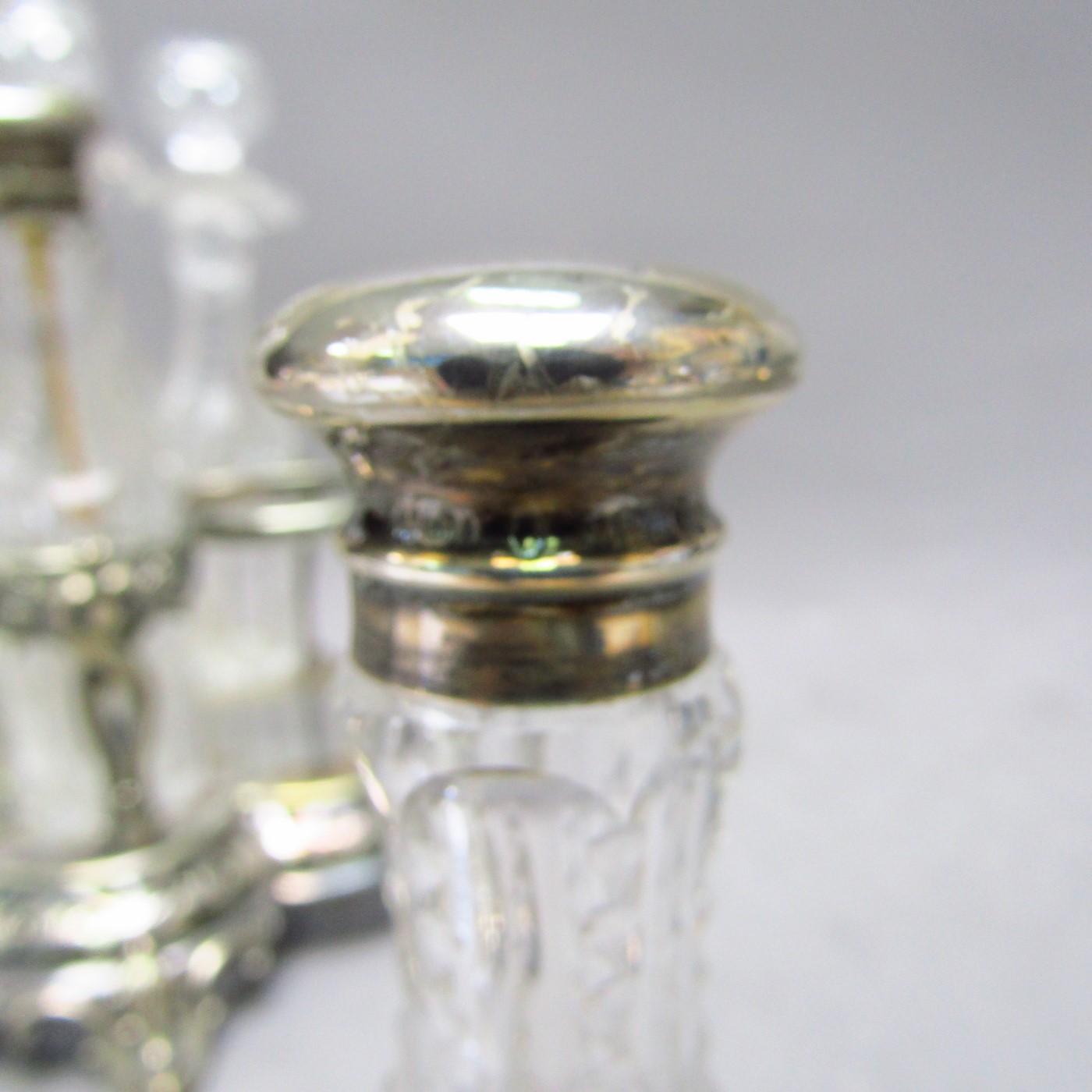 Convoy de Vinagreras, Salero y Especieros en Plata y Cristal, Inglaterra, siglo XIX. Convoy de Vinagreras, Salero y Especieros en Plata y Cristal, Inglaterra, siglo XIX.