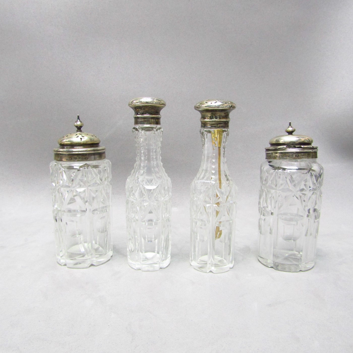 Convoy de Vinagreras, Salero y Especieros en Plata y Cristal, Inglaterra, siglo XIX. Convoy de Vinagreras, Salero y Especieros en Plata y Cristal, Inglaterra, siglo XIX.
