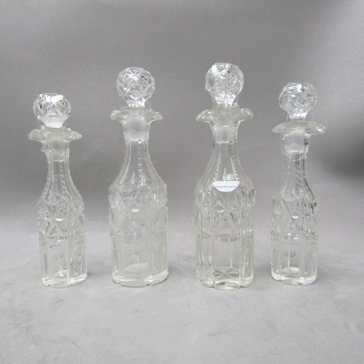 Convoy de Vinagreras, Salero y Especieros en Plata y Cristal, Inglaterra, siglo XIX. Convoy de Vinagreras, Salero y Especieros en Plata y Cristal, Inglaterra, siglo XIX.