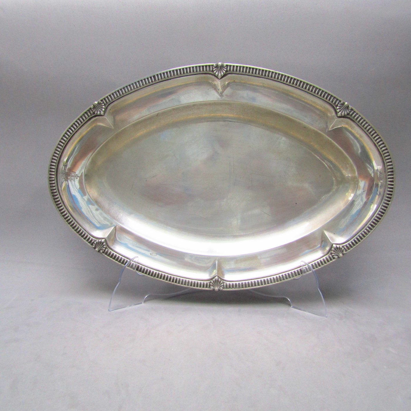 DIONISIO GARCÍA. Bandeja Oval en Plata de Ley. España, siglo XX. DIONISIO GARCÍA. Bandeja Oval en Plata de Ley. España, siglo XX.