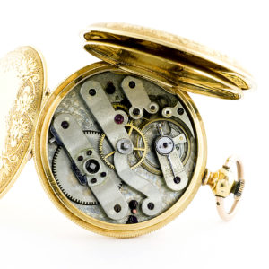 HUGUENIN. Reloj de bolsillo y colgar, saboneta. Circa, 1890. Oro 18k.
