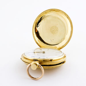 HUGUENIN. Reloj de bolsillo y colgar, saboneta. Circa, 1890. Oro 18k.