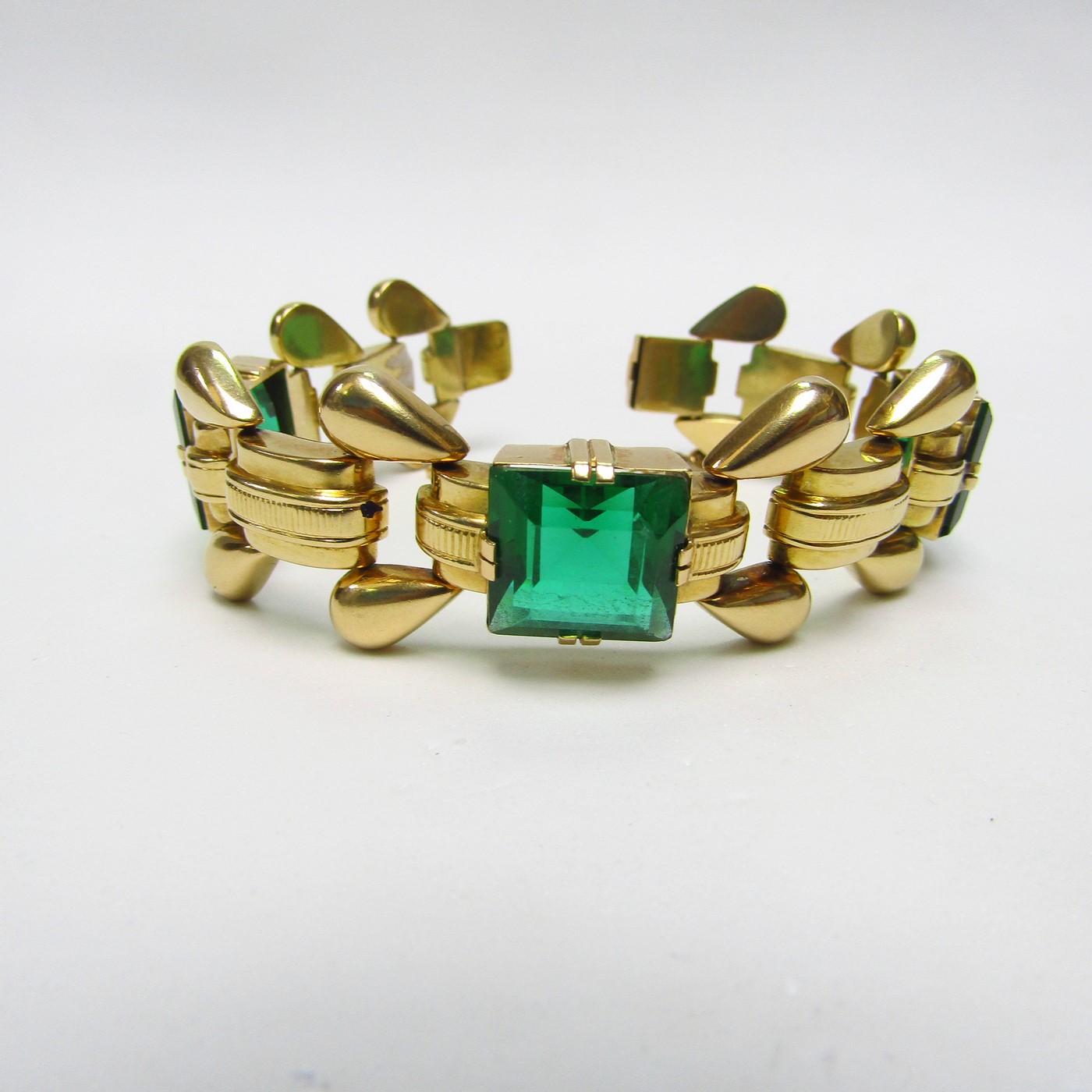 Pulsera en Oro amarillo de 18k con tres piedras símil esmeralda. 45,60 gr. Pulsera en Oro amarillo de 18k con tres piedras símil esmeralda. 45,60 gr.