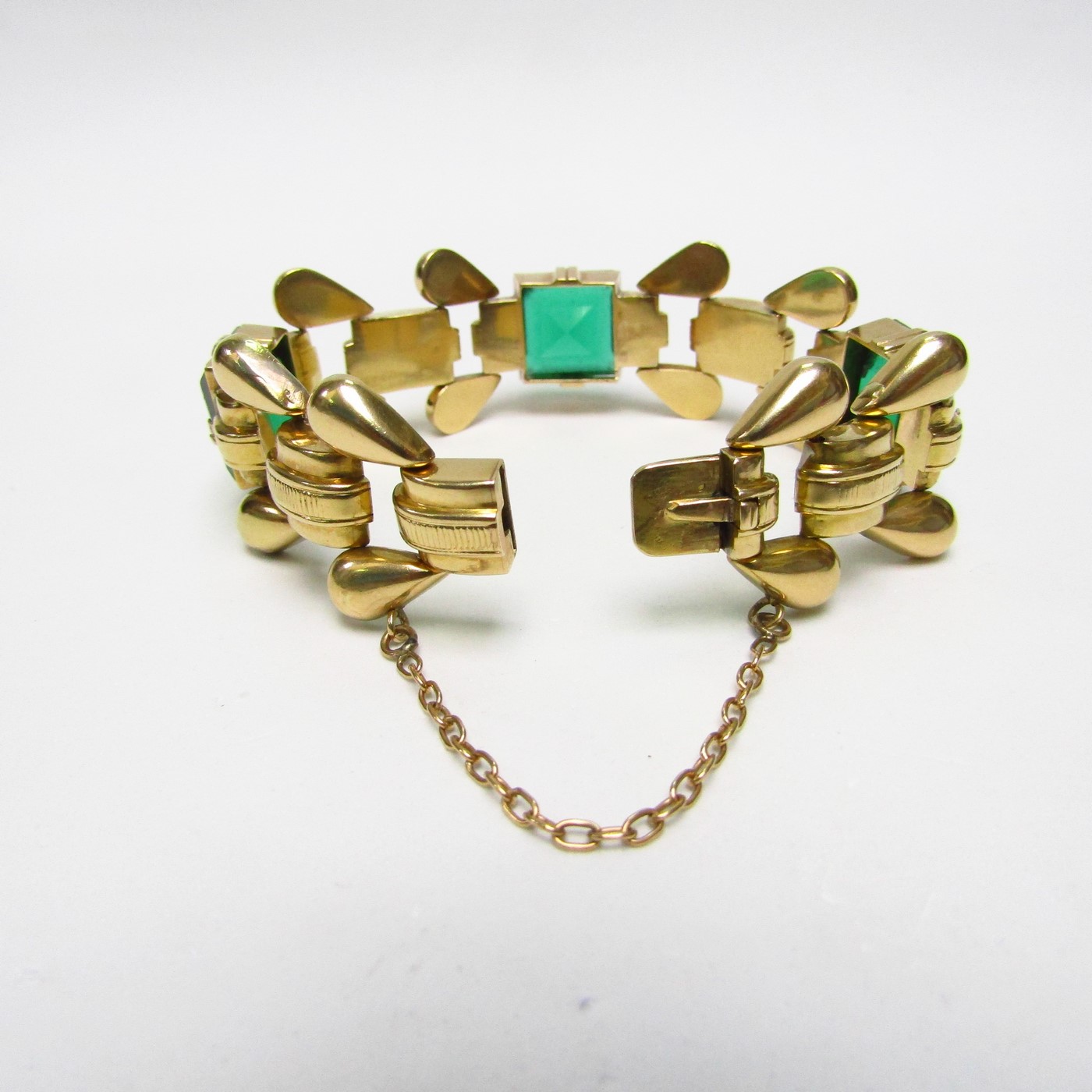 Pulsera en Oro amarillo de 18k con tres piedras símil esmeralda. 45,60 gr. Pulsera en Oro amarillo de 18k con tres piedras símil esmeralda. 45,60 gr.