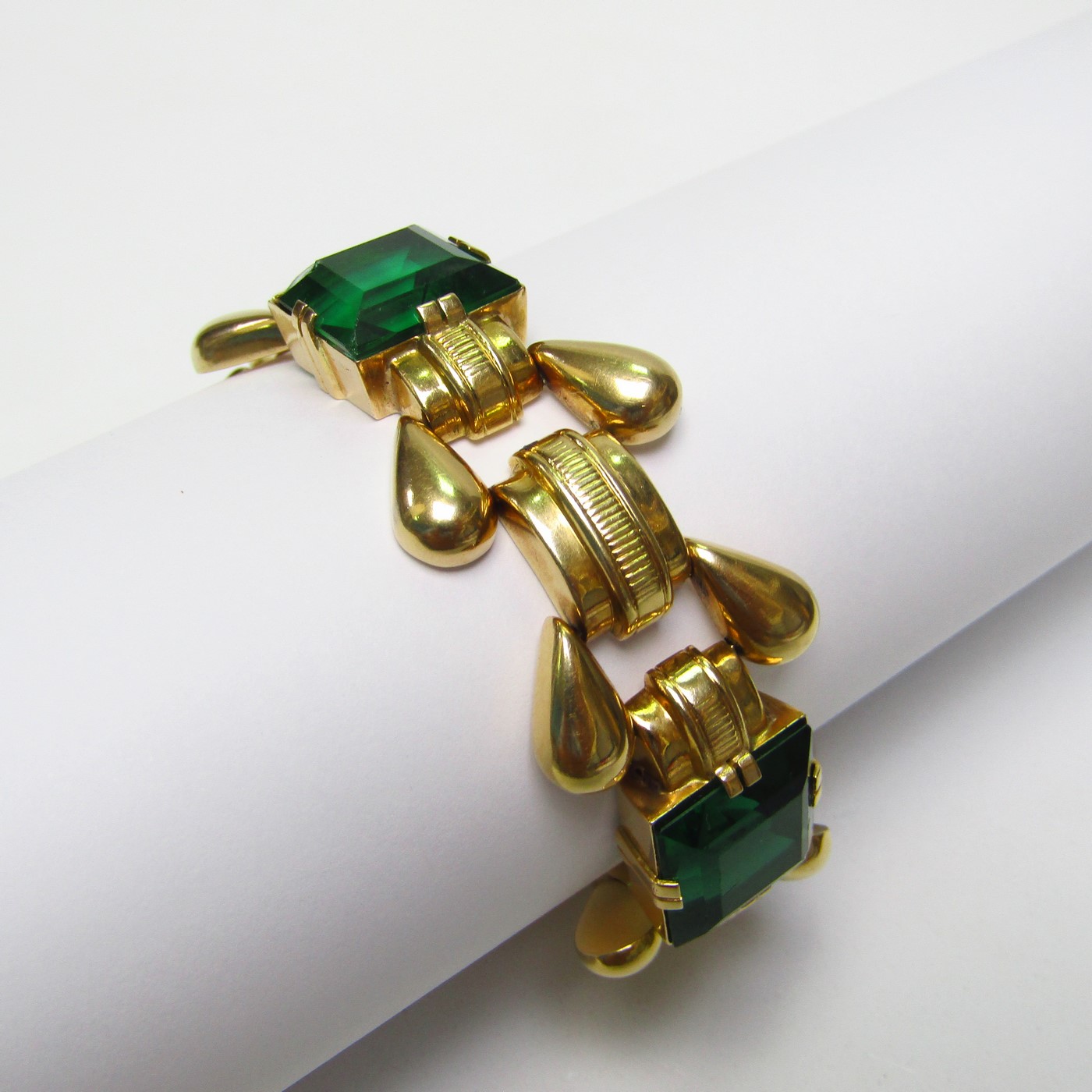 Pulsera en Oro amarillo de 18k con tres piedras símil esmeralda. 45,60 gr. Pulsera en Oro amarillo de 18k con tres piedras símil esmeralda. 45,60 gr.