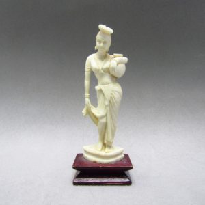 Aguador de hueso antiguo. India Británica. Aprox. 1910.