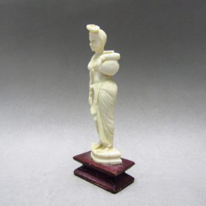 Aguador de hueso antiguo. India Británica. Aprox. 1910.