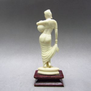 Aguador de hueso antiguo. India Británica. Aprox. 1910.
