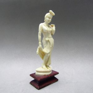 Aguador de hueso antiguo. India Británica. Aprox. 1910.