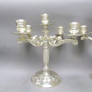 ALDAO JOYEROS. Pareja de candelabros de cinco luces en plata. España, siglo XX.