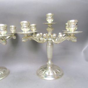ALDAO JOYEROS. Pareja de candelabros de cinco luces en plata. España, siglo XX.