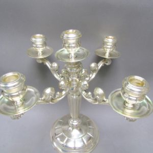 ALDAO JOYEROS. Pareja de candelabros de cinco luces en plata. España, siglo XX.